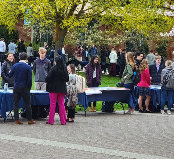 ジョシュ・シュルツと木片