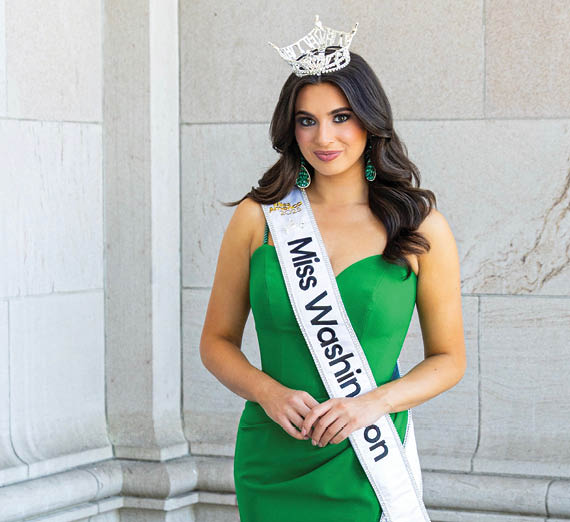 ピート・キングは、電球に囲まれた鏡の前に座っている。