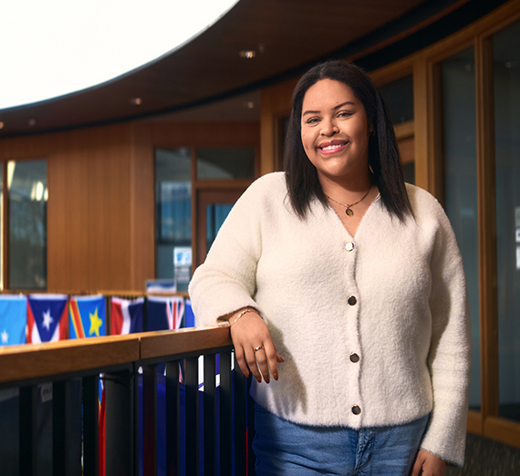 ピート・キングは、電球に囲まれた鏡の前に座っている。